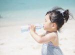 熱中症対策で水を飲む子ども