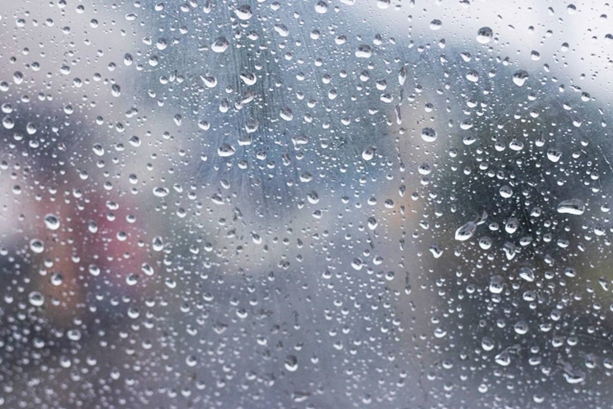 水滴がついた雨の日の窓ガラス