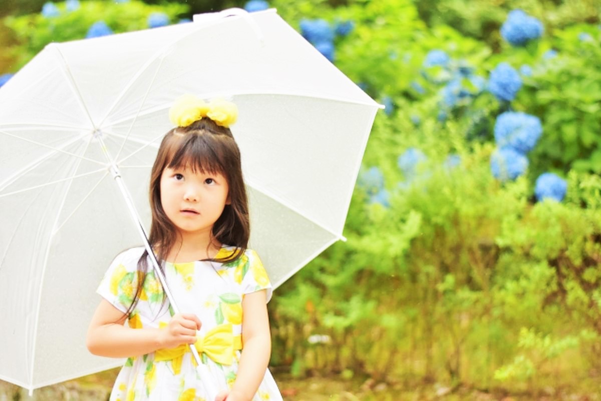 雨の中で傘をさす女の子