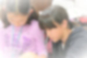 中学生が小学生に教える様子