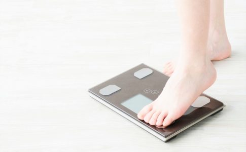 体重計に乗るダイエットイメージ