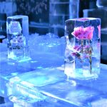 氷のテーブルと凍った花の置物