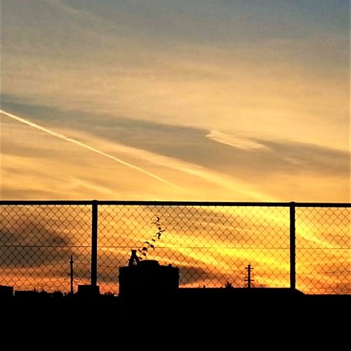 夕焼けと飛行機雲