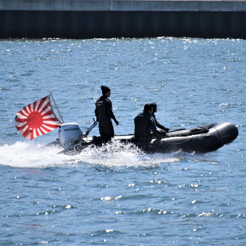海上自衛隊の旭日旗。横須賀水中処分隊