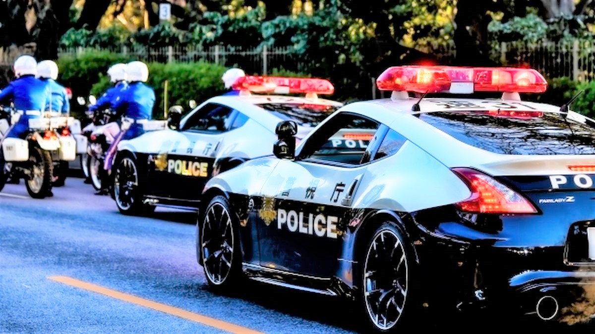 警察車両（パトカーと白バイ）の緊急走行