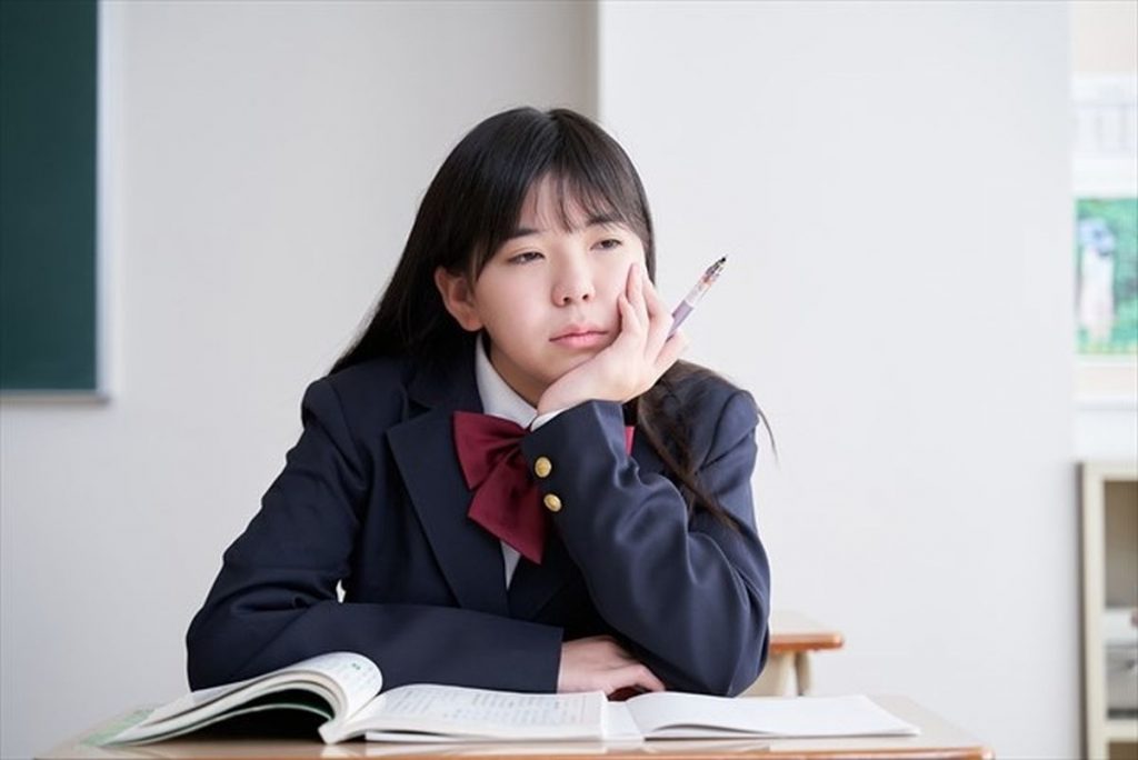 やる気を失った中学生のイメージ